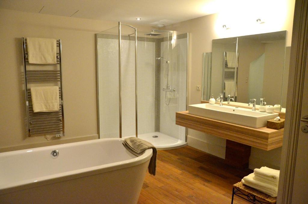 Bed and Breakfast Domaine Des Grands Cedres Cordelle Номер фото