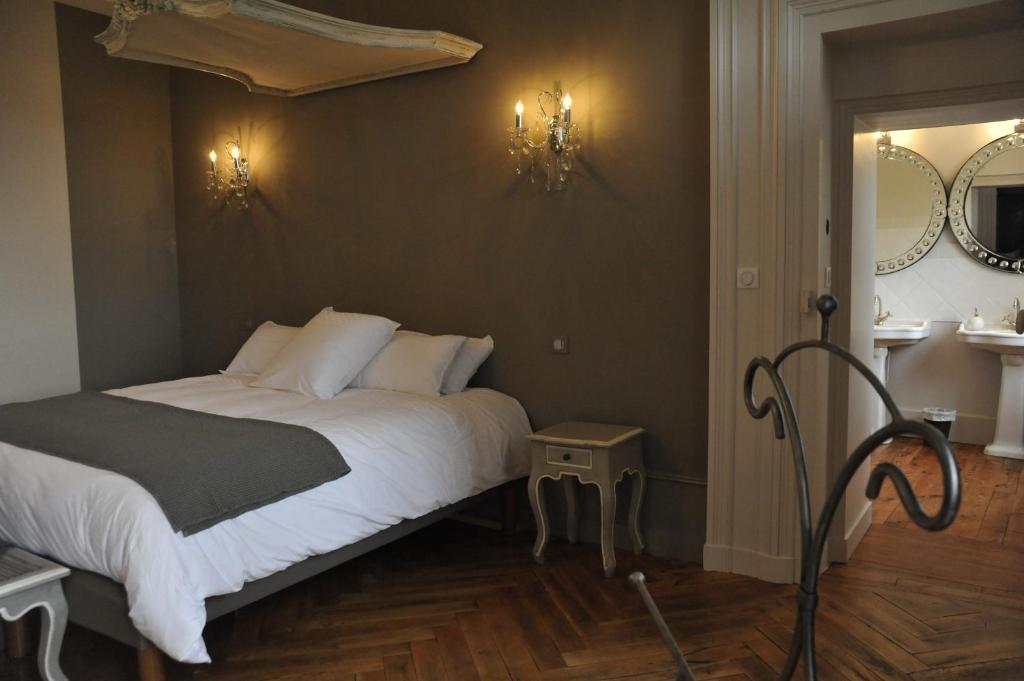Bed and Breakfast Domaine Des Grands Cedres Cordelle Номер фото
