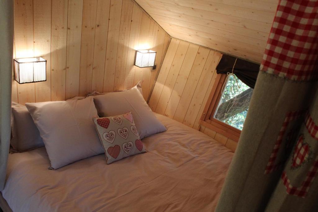 Bed and Breakfast Domaine Des Grands Cedres Cordelle Номер фото